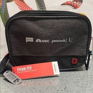 NWT Wenger Dual Compartment Travel Dopp Kit